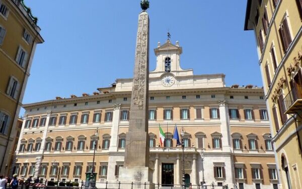 Sfratti, presidio dei sindacati a Montecitorio: “Non togliete il blocco dal Milleproroghe”