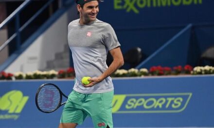 Il ritorno di Roger Federer: incanta, commette errori gratuiti, sorride e vince