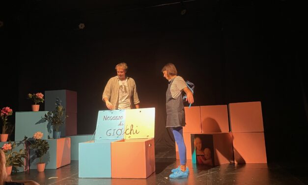 Sold out la Prima Nazionale di “Viola e il Blu” spettacolo tratto dal libro di Matteo Bussola e sua prima trasposizione drammaturgica teatrale, scritta a quattro mani con la sceneggiatrice e scrittrice Paola Barbato. Le prossime date